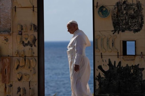 Papez Lev XIV si na ostrove Lampedusa uctil pamiatku obeti medzi migrantmi