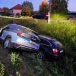 Policia prenasledovala opiteho vodica Nakoniec sa ich autas ocitli na sebe v odvodnovacom kanali