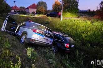 Policia prenasledovala opiteho vodica Nakoniec sa ich autas ocitli na sebe v odvodnovacom kanali