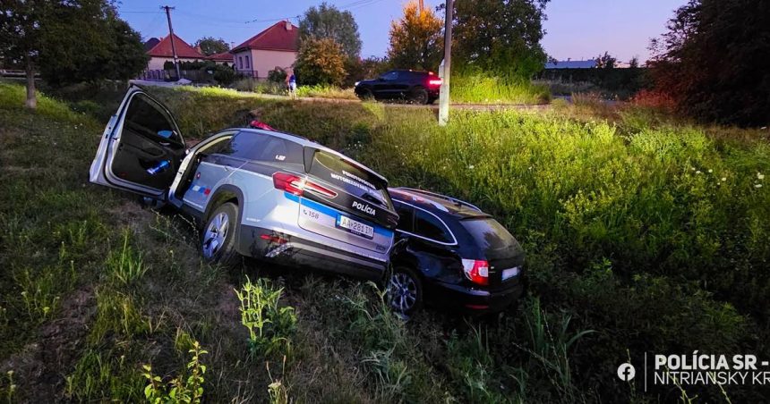 Policia prenasledovala opiteho vodica Nakoniec sa ich autas ocitli na sebe v odvodnovacom kanali