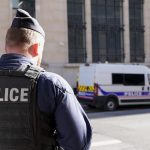 Policia zadrzala v Parizi muza ktory nozom zautocil na tri zeny
