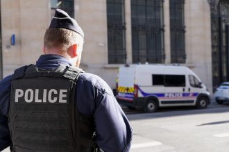 Policia zadrzala v Parizi muza ktory nozom zautocil na tri zeny