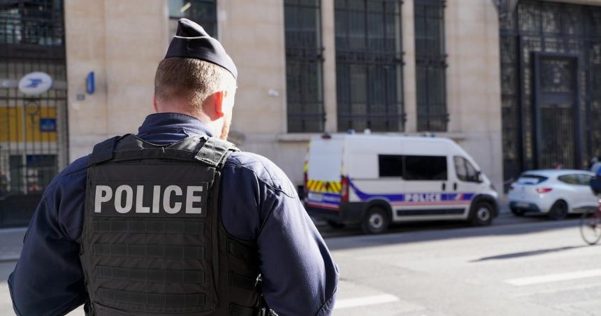 Policia zadrzala v Parizi muza ktory nozom zautocil na tri zeny