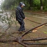 Silne dazde na severe Ciny si vyzadali pat obeti juh a Vietnam zasiahla tropicka burka