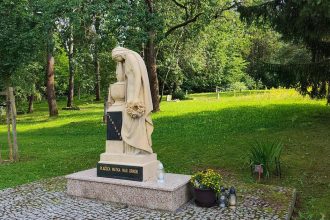 Socha ktoru na zilinskom cintorine zdevastoval poziar je opat vo svojej plnej krase