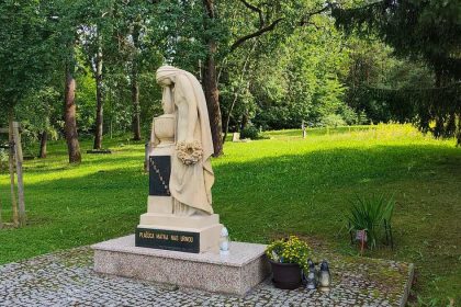 Socha ktoru na zilinskom cintorine zdevastoval poziar je opat vo svojej plnej krase