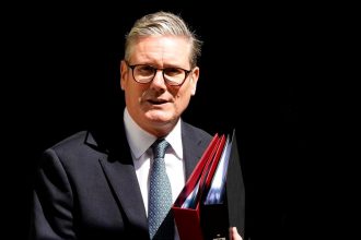 Starmer v prvom rozhovore po oznameni rezignacie varoval svojho nastupcu
