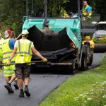 Stredoslovaci sa rozhodli pre genialny napad Rozbitu cestu opravuju asfaltom z cigaretovych ohorkov