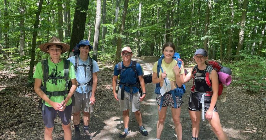 Tisicky studentov odstartovali leto na expediciach Musia ich zvladnut sami bez mobilnych telefonov ci GPS