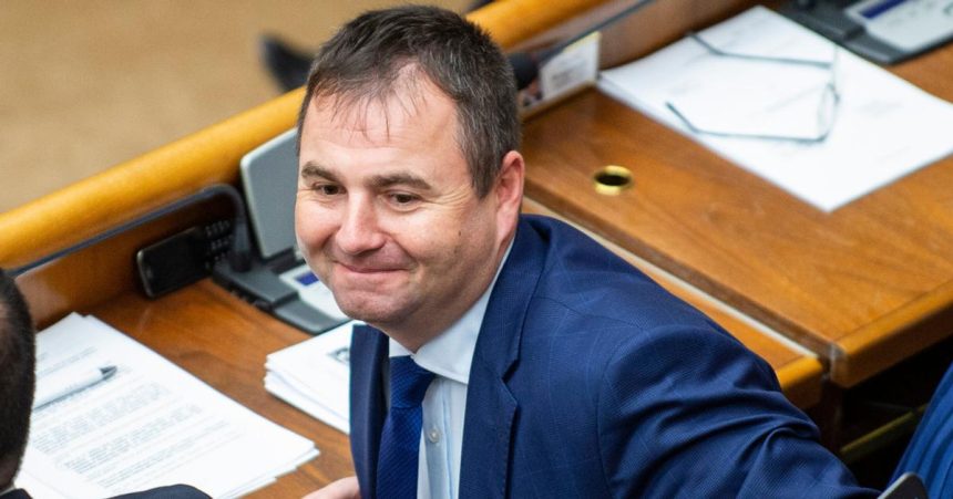 V meste Smeru sa byvali a sucasni stranici navzajom zapsia Medzitym sa v Zlatych Moravciach deju cudne veci
