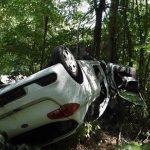 Vazna nehoda auto skoncilo na streche mladeho vodica musel odviez vrtulnik