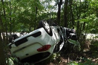 Vazna nehoda auto skoncilo na streche mladeho vodica musel odviez vrtulnik