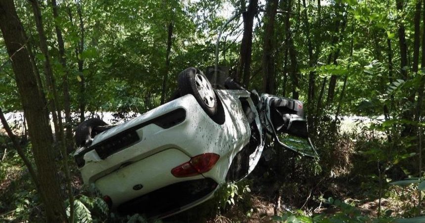 Vazna nehoda auto skoncilo na streche mladeho vodica musel odviez vrtulnik