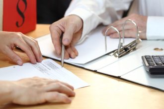 Vecsina zien zveruje rozhodovanie o financich v domacnosti partnerom