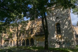 Velky zvrat v pribehu Kastiela Radvanskch Mesto vypovedalo najomcovi a ma odvazne plany