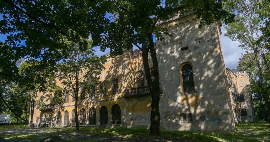 Velky zvrat v pribehu Kastiela Radvanskch Mesto vypovedalo najomcovi a ma odvazne plany
