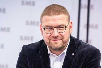 Vsetci z cesty ide vodic Turek