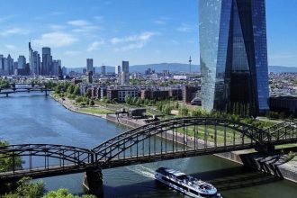 neistota zostava vysoka ECB ponechala urokove sadzby na nezmenenej urovni