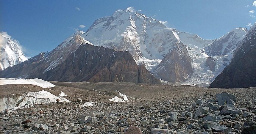 po pade laviny na vrchu broad peak je nezvestnych desat horolezcov skupinu vedie nirmal purja