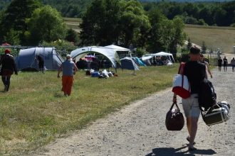 podnety nespokojnych navstevnikov su predmetom vysetrovania organizator festivalu tvrdi ze bojuje proti gigantom