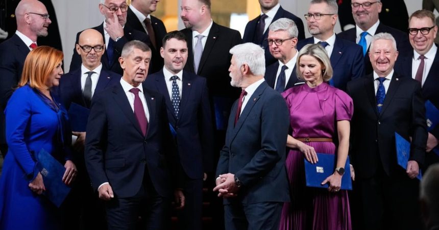 socialne siete vs tradicne media zijeme v paradoxe neverime spravam ktore tak radi sledujeme