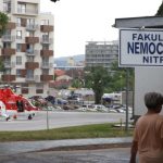 zachranari pristavaju uz roky v provizornych podmienkach statnej nemocnici chyba heliport pomoct by mala zupa