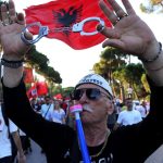 ziadaju o koniec premiera albanci protestovali v uliciach tirany uz 35 den za sebou