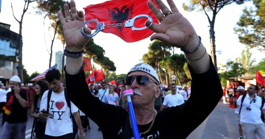 ziadaju o koniec premiera albanci protestovali v uliciach tirany uz 35 den za sebou