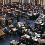 Americky Senat schvalil kratkodobe financovanie uradov aby predisiel uzavretiu pred volbami do Kongresu