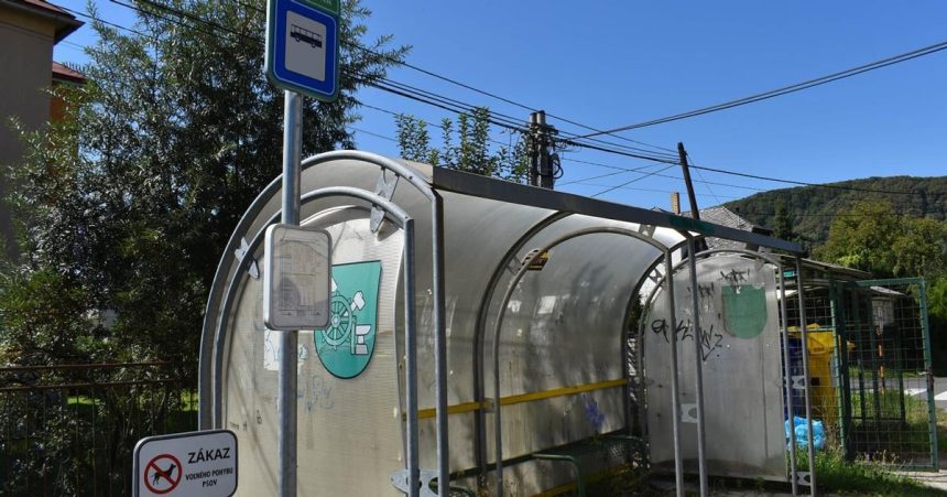 Autobusy vozili vzduch Hromadnu dopravu na leto zrusili vyvolalo to hnev Cestovne bude drahie