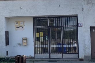 Dalsia pobocka posty v regione ukoncila cinnost Obec tvrdi ze bola postavena pred hotovu vec