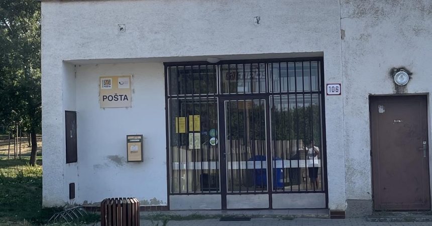 Dalsia pobocka posty v regione ukoncila cinnost Obec tvrdi ze bola postavena pred hotovu vec
