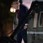 Desiatky pasazierov nemali tusenie Trumpov utek z Air Force One z nich urobil navnadu