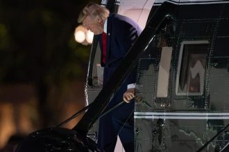 Desiatky pasazierov nemali tusenie Trumpov utek z Air Force One z nich urobil navnadu