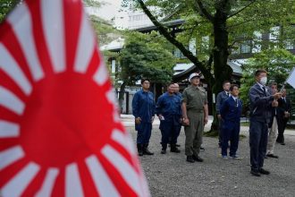 Japonsky minister obrany navstivil kontroverznu svatynu Jasukuni