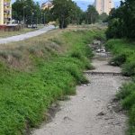 Koryto rieky Bodva v Moldave je bez vody mesto situaciu vyuzilo na jeho vycistenie