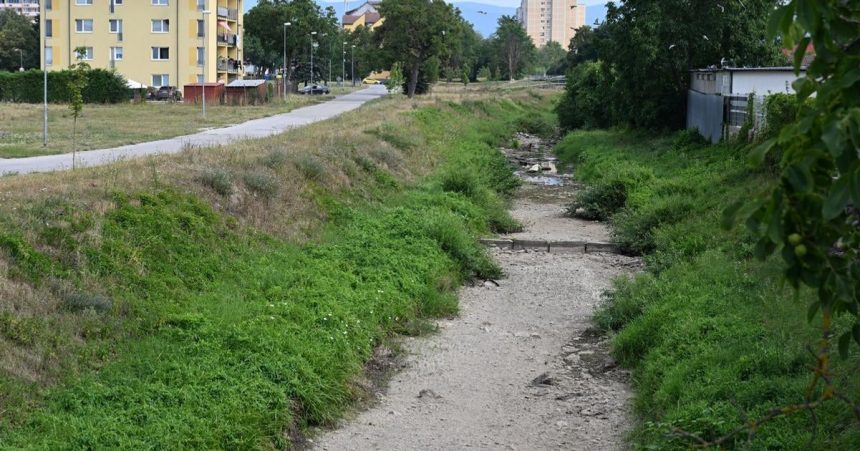 Koryto rieky Bodva v Moldave je bez vody mesto situaciu vyuzilo na jeho vycistenie
