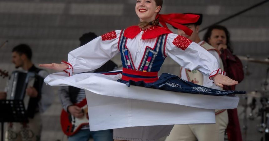 Len pre malo nadshencov je folklor aj zdrojom obzhivy vacsina mladych tancuje pre radost hovori folkloristka