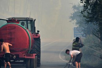 Lesny poziar na greckom ostrove Skyros ohrozil obytne oblasti