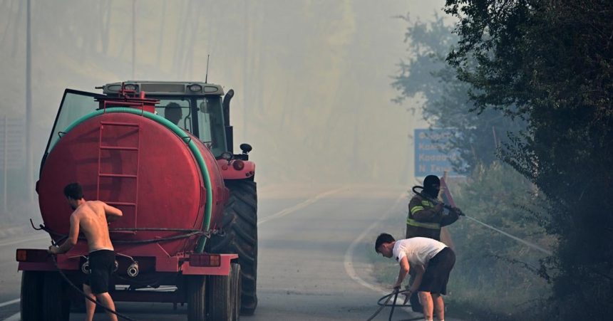 Lesny poziar na greckom ostrove Skyros ohrozil obytne oblasti