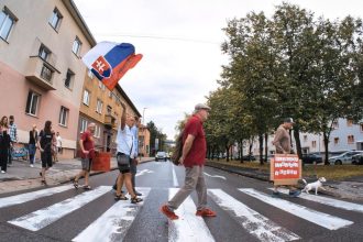 Martincania zablokovali Cervenu armadu Uctili si aj mlade dievca ktore preslo vojenskou cisternou