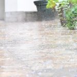 Po umornych horucavach prisli burky Z vychodu hlasia silne zrazky hrozia aj povodne