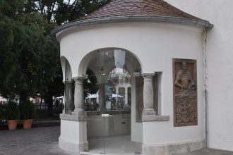 Preglejka z Urbanovej veze zmizla Sklenene dvere museli vyrobit nanovo po prasknuti zamku a vetre