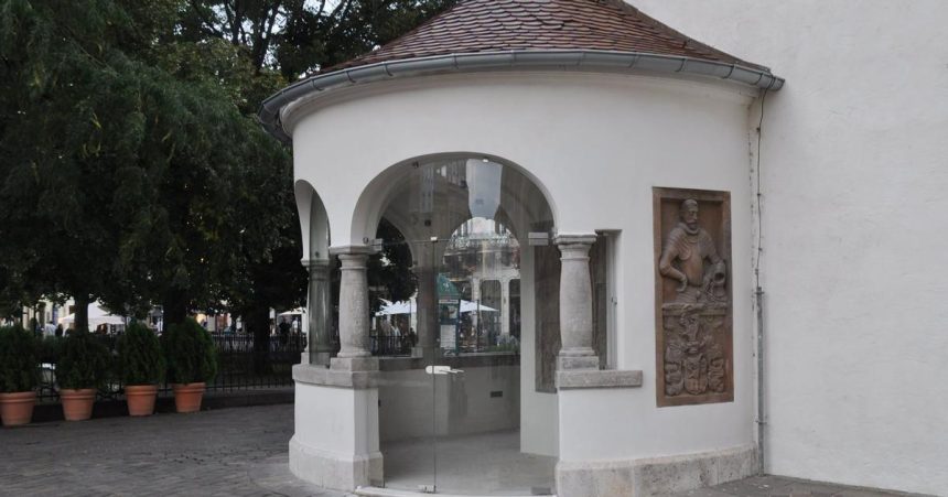Preglejka z Urbanovej veze zmizla Sklenene dvere museli vyrobit nanovo po prasknuti zamku a vetre
