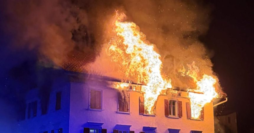 Pri poziari v byto movom dome v svajciarskom meste Thusis prisli o zivot dvaja ludia