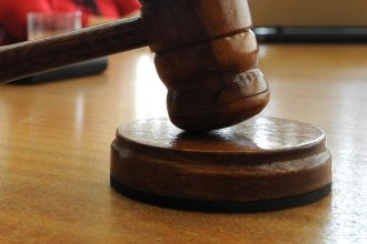 Prokuratra obzalovala troch zamestnancov Colneho uradu v Michalovciach