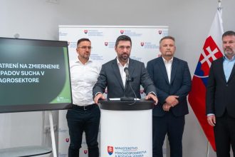 Rozdavame my plat EU Takac kritizuje Brusel pre sucha hoci farmarom straty kompenzuje z penazi Unie