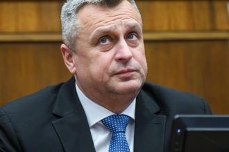 SNS navrhne pravomoc parlamentu odnat statne vyznamenania