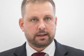 SaS vyzyva Saska aby zverejnil komPLETNY financNY plan na dokoncENIE nemocNIC