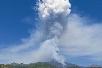 Sopka Etna zastavila prevadzku letiska v Catani